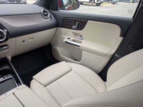 Used 2025 Mercedes-Benz GLA 250 4MATIC image 17