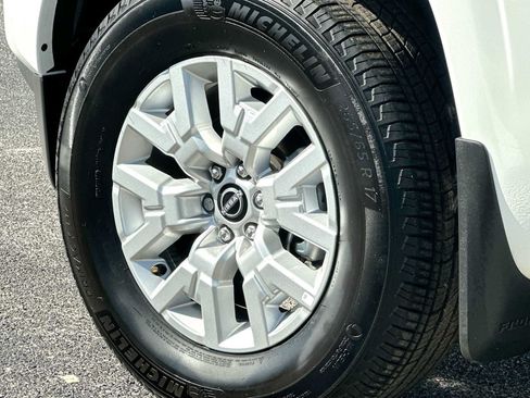 Used 2024 Nissan Frontier SV w/ SV Convenience Package RWD image 11