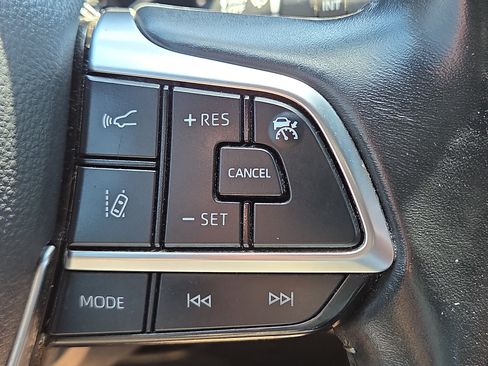 Used 2021 Toyota Highlander XSE FWD image 22
