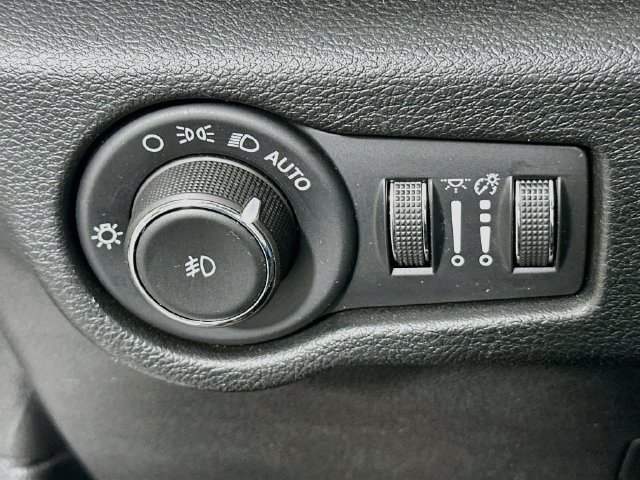 Used 2025 Chrysler Pacifica Limited FWD image 26