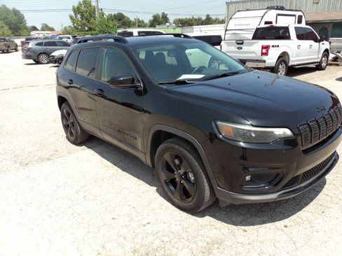 Used 2019 Jeep Cherokee Latitude Plus AWD/4WD image 2