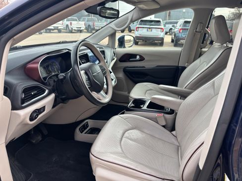 Used 2017 Chrysler Pacifica Limited w/ UConnect Theater Package image 10