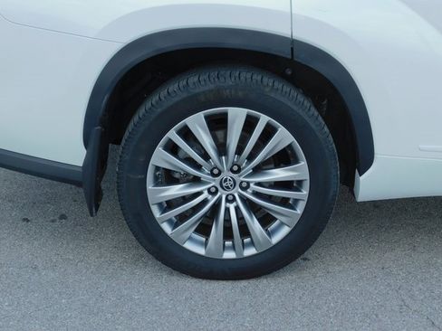 Used 2023 Toyota Highlander Platinum image 11