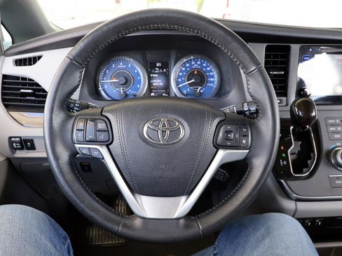 Used 2015 Toyota Sienna XLE FWD image 54