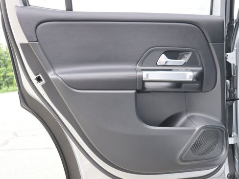 Used 2023 Mercedes-Benz GLB 250 4MATIC w/ Premium Package image 39