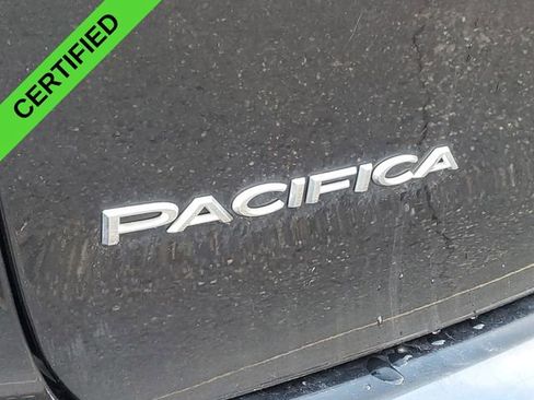 Used 2018 Chrysler Pacifica Touring-L image 31