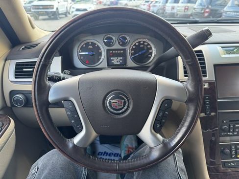 Used 2013 Cadillac Escalade Premium image 21