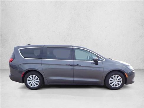 Used 2019 Chrysler Pacifica L image 5