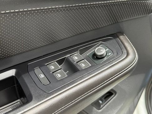 Used 2024 Volkswagen Atlas Cross Sport SE FWD image 11