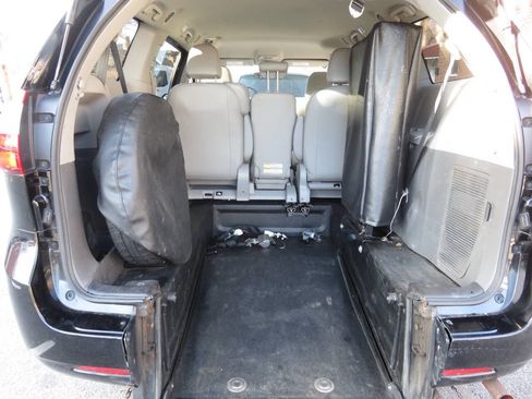 Used 2020 Toyota Sienna L image 25