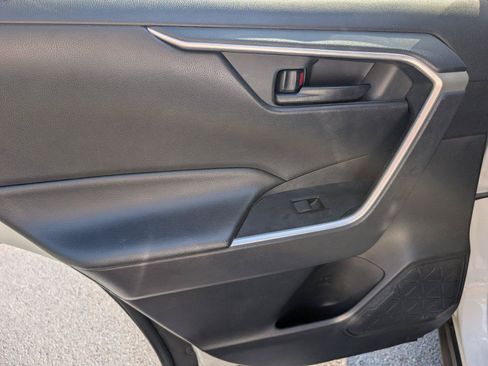 Used 2019 Toyota RAV4 LE FWD image 34