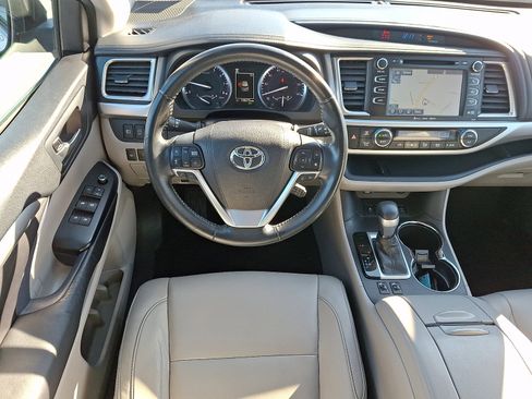 Used 2017 Toyota Highlander XLE image 11