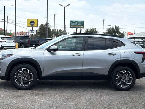 Used 2024 Chevrolet Trax LT w/ Driver Confidence Package FWD image 4