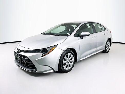 Used 2023 Toyota Corolla LE image 3