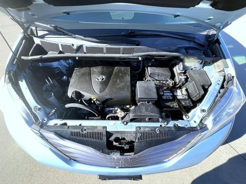 Used 2017 Toyota Sienna XLE image 29