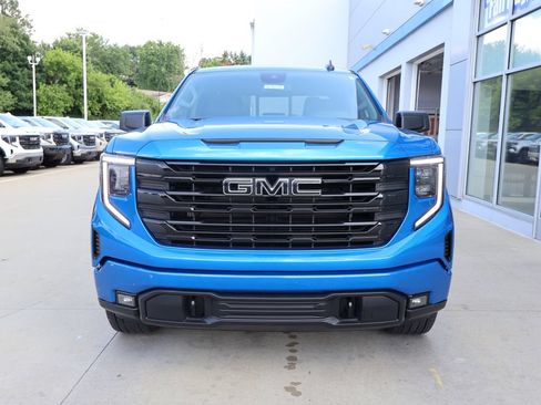 Used 2023 GMC Sierra 1500 Elevation w/ Preferred Package AWD/4WD image 5