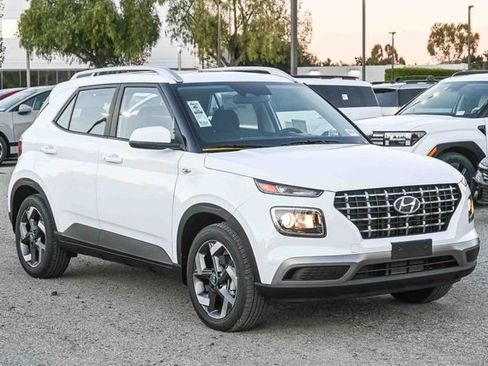 Used 2026 Hyundai Venue SEL FWD image 4