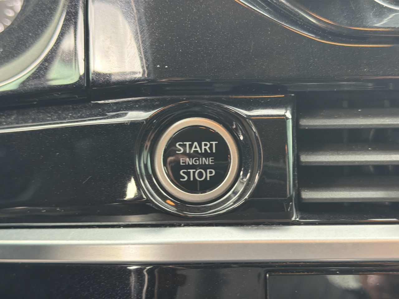 Used 2024 Nissan Pathfinder SV FWD image 30
