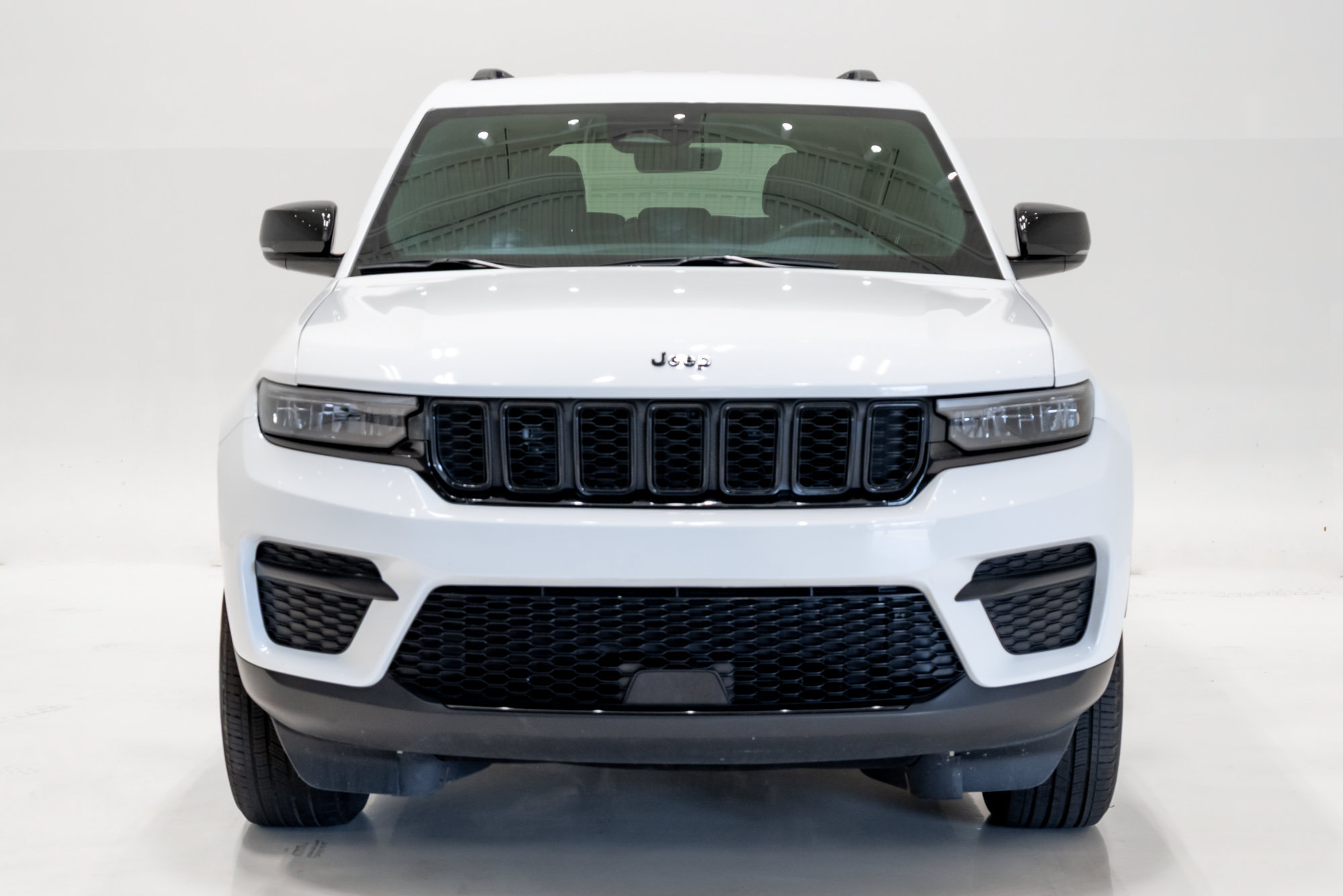 Certified 2025 Jeep Grand Cherokee Altitude AWD/4WD image 4