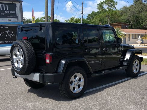 Used 2015 Jeep Wrangler Unlimited Sahara w/ Connectivity Group AWD/4WD image 3