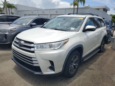Used 2019 Toyota Highlander LE FWD image 3