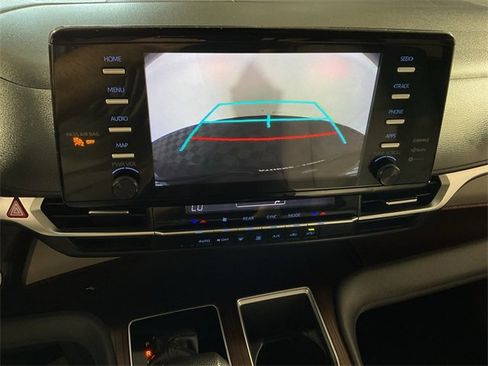 Used 2022 Toyota Sienna LE image 2