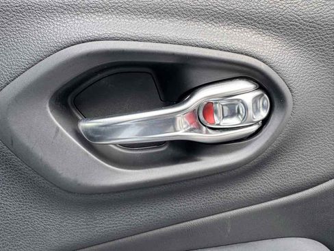 Used 2019 Jeep Cherokee Latitude Plus w/ Cold Weather Group image 36