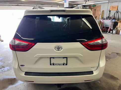 Used 2020 Toyota Sienna XLE image 11