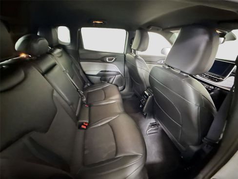 Used 2025 Jeep Compass Latitude image 17