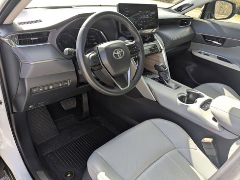 Used 2024 Toyota Venza Limited image 10
