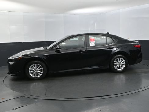 Used 2025 Toyota Camry LE image 2