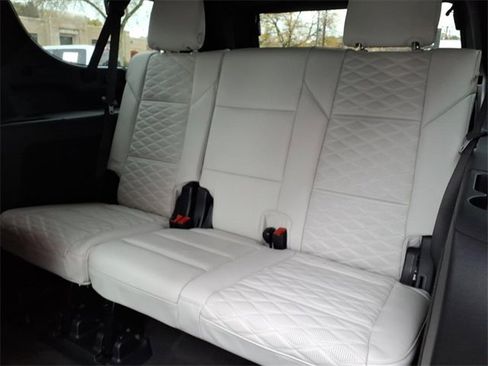 Used 2025 Cadillac Escalade ESV Sport Platinum image 17