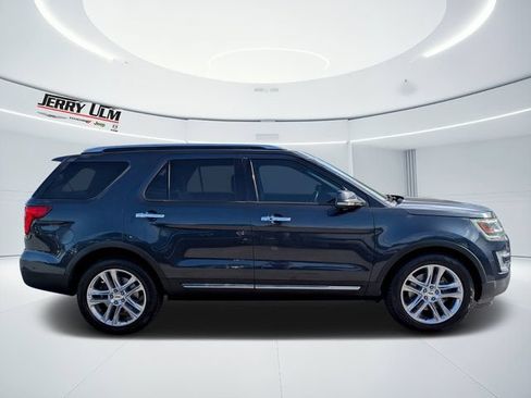 Used 2017 Ford Explorer Limited FWD image 2
