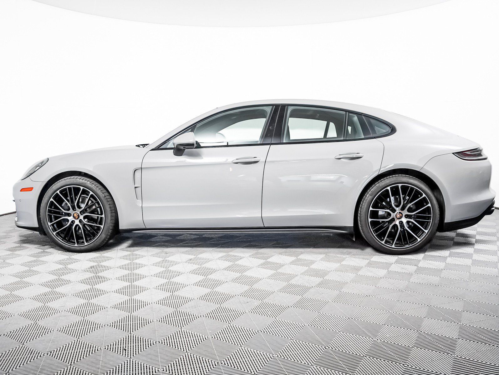 Certified 2023 Porsche Panamera 4 Platinum Edition w/ Assistance Package AWD/4WD image 2