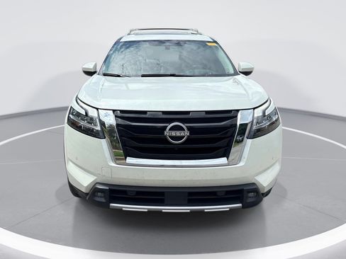 Used 2023 Nissan Pathfinder Platinum FWD image 2