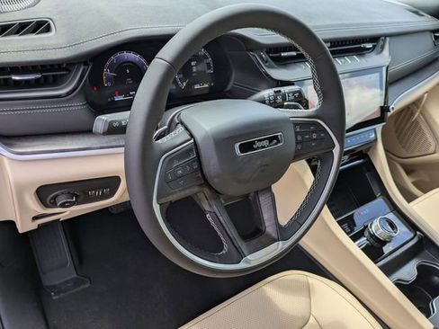New 2026 Jeep Grand Cherokee Limited w/ Luxury Tech Group II AWD/4WD image 13