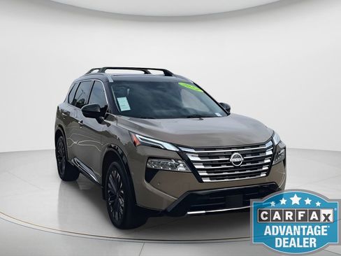 Used 2024 Nissan Rogue Platinum image 3