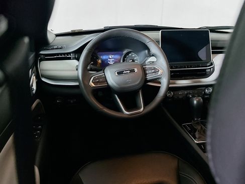 Used 2025 Jeep Compass Limited image 18