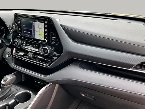 Used 2021 Toyota Highlander XSE FWD image 16