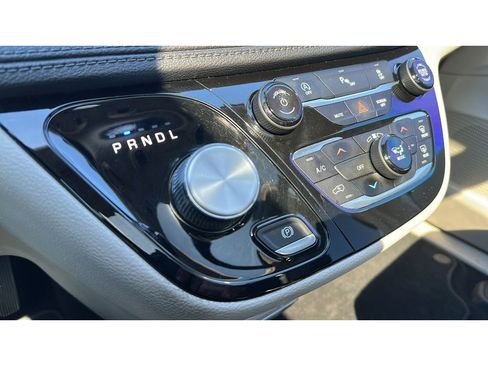 Used 2018 Chrysler Pacifica Limited FWD image 17