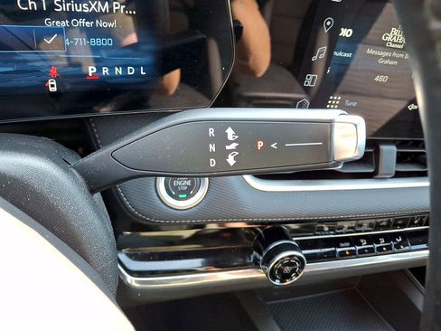 Used 2025 Chevrolet Equinox LT w/ Safety and Technology Package FWD image 12