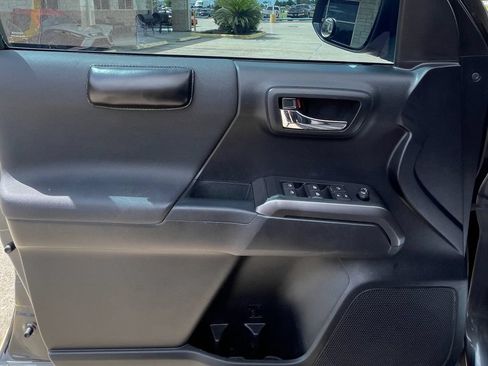 Used 2019 Toyota Tacoma TRD Sport w/ Technology Package AWD/4WD image 32
