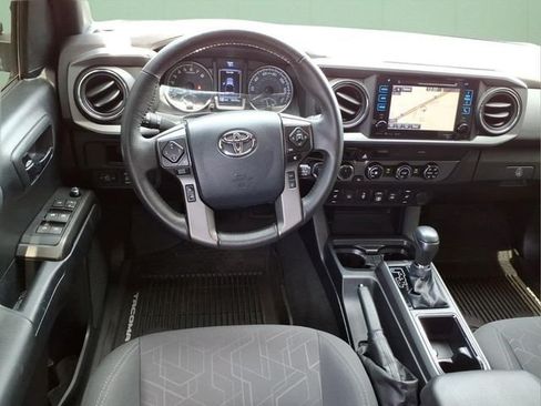 Used 2018 Toyota Tacoma TRD Sport AWD/4WD image 18