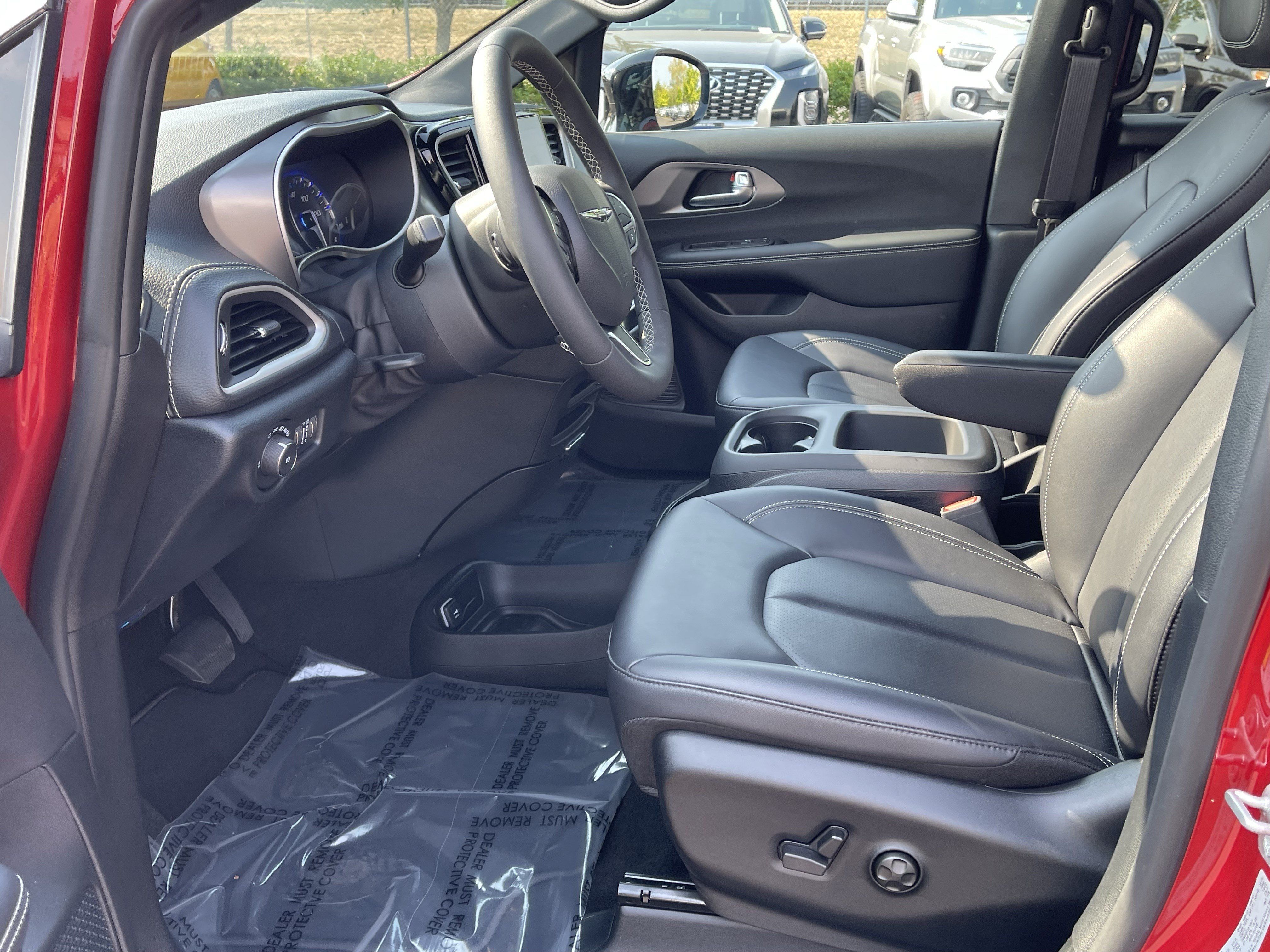 Used 2025 Chrysler Pacifica Select AWD/4WD image 11