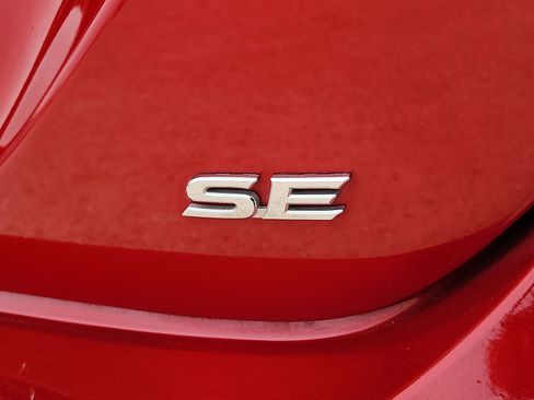 Used 2019 Toyota Camry SE FWD image 9