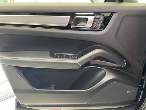 Used 2023 Porsche Cayenne Platinum Edition image 36