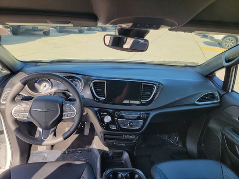 Used 2025 Chrysler Pacifica Select FWD image 17