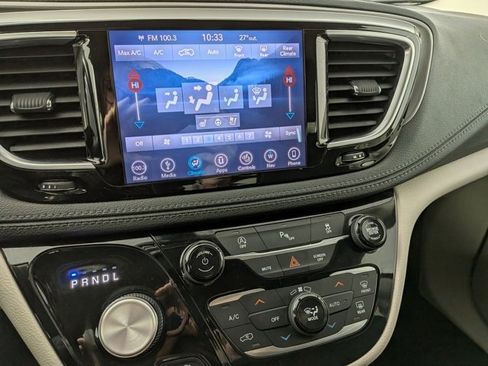 Used 2019 Chrysler Pacifica Limited image 23