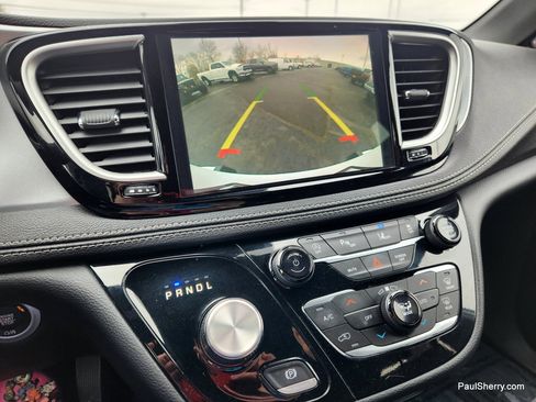 Used 2024 Chrysler Pacifica Touring image 3