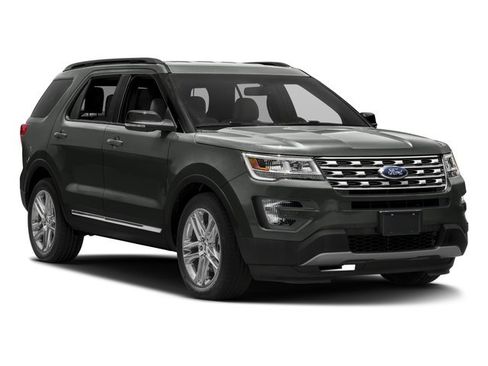 Used 2017 Ford Explorer XLT w/ Equipment Group 202A AWD/4WD image 6